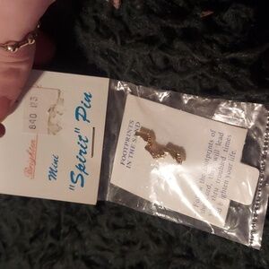 Nwt. Deadstock. Mini goldtone "spirit pin" footprints in the sand. Christian.